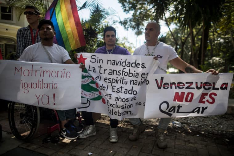 Activistas LGBTI se encadenaron en Caracas para exigir derechos