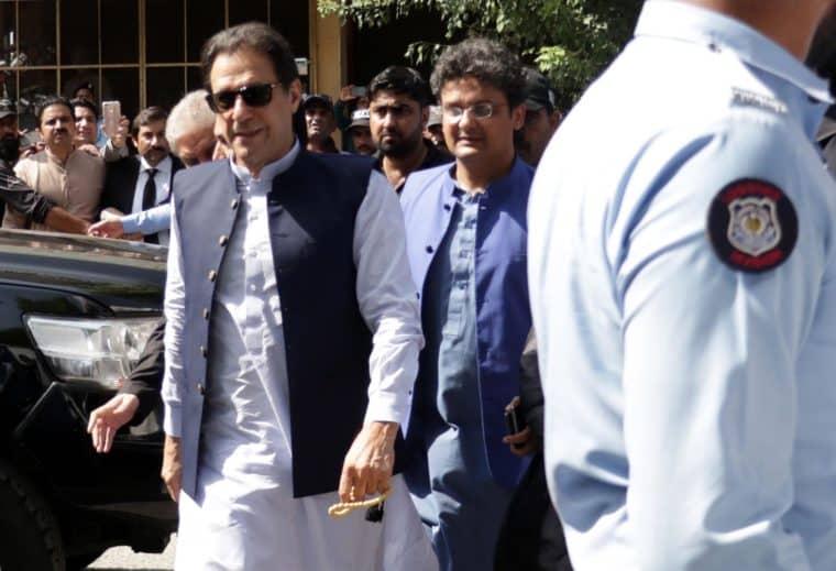 Ex primer ministro paquistaní Imran Khan, herido en un tiroteo durante una marcha￼