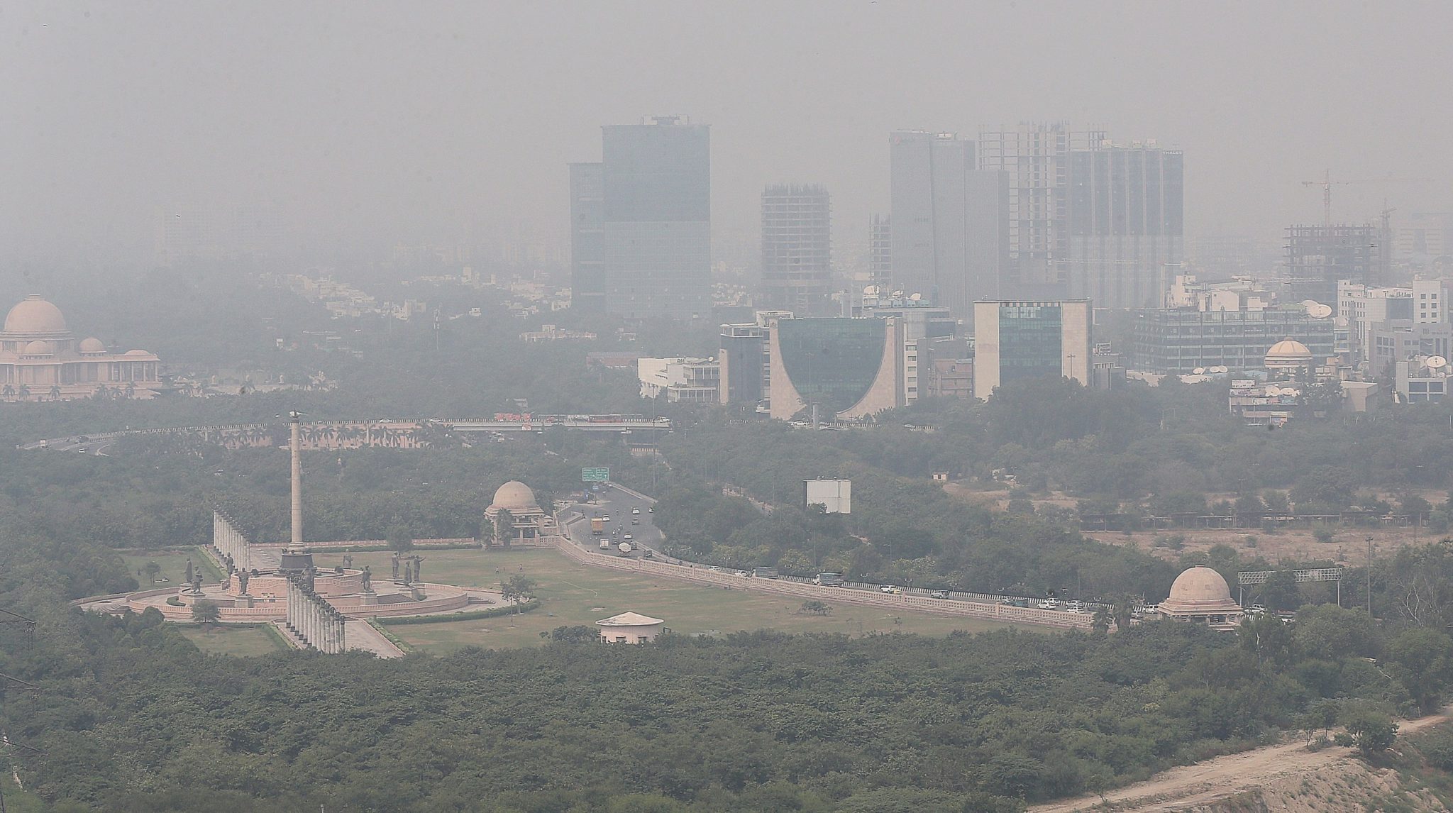 La capital de India suspendió parte de sus actividades debido a la alta contaminación del aire