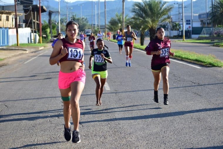 La warao Katherine Torres corrió descalza y ganó el primer lugar en un maratón de Anzoátegui