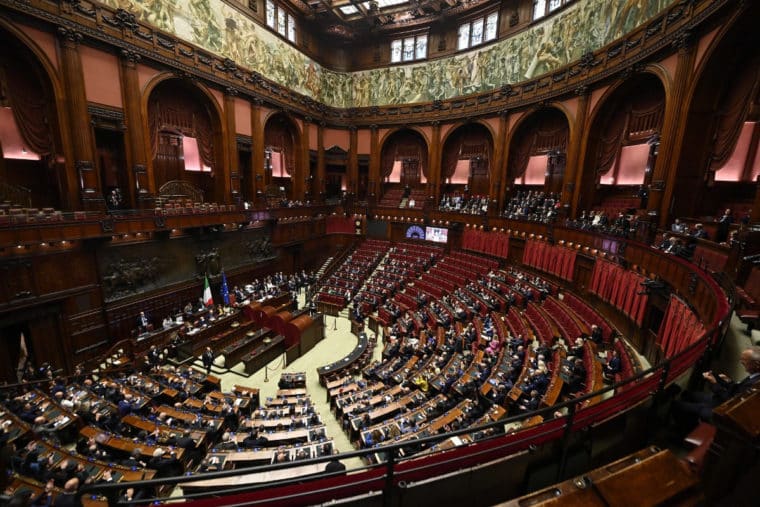El polémico proyecto de ley que propone dar 20.000 euros a parejas que se casen por la iglesia en Italia