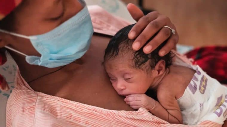 OMS recomienda priorizar el contacto piel con piel en el cuidado de bebés prematuros
