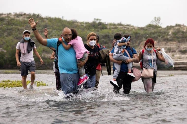 Solo dos de los migrantes venezolanos que acampan cerca del río Bravo han aceptado trasladarse a albergues en México
