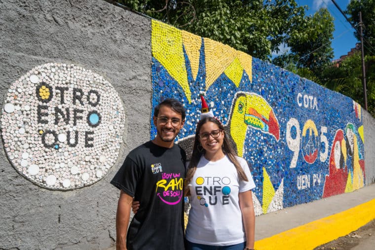 Mural ecológico tapas plásticas Cota 905 Oscar Olivares ONG Otro Enfoque El Diario Jose Daniel Ramos @danielj2511