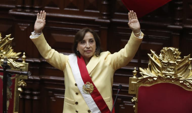 ¿Quién es Dina Boluarte, la primera mujer que asume la presidencia de Perú?