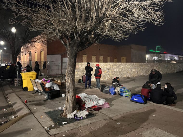 Texas envió un nuevo bus de migrantes a la casa de Kamala Harris en Nochebuena