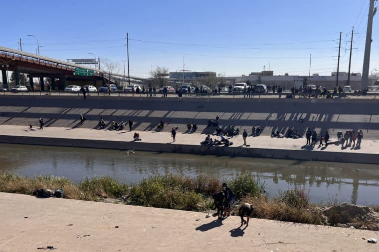 Migrantes en Denver se exponen a las temperaturas más bajas registradas en 40 años