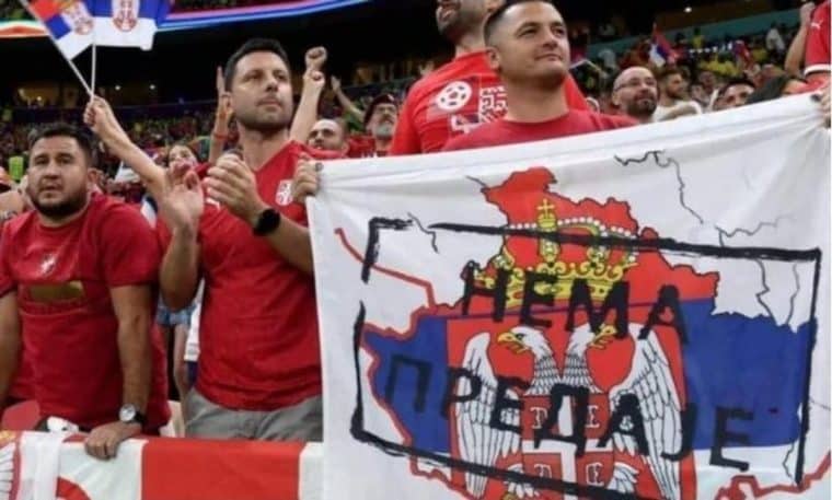 Mundial Catar 2022: ¿Qué hay detrás de la bandera que la selección de Serbia colgó en sus vestidores?