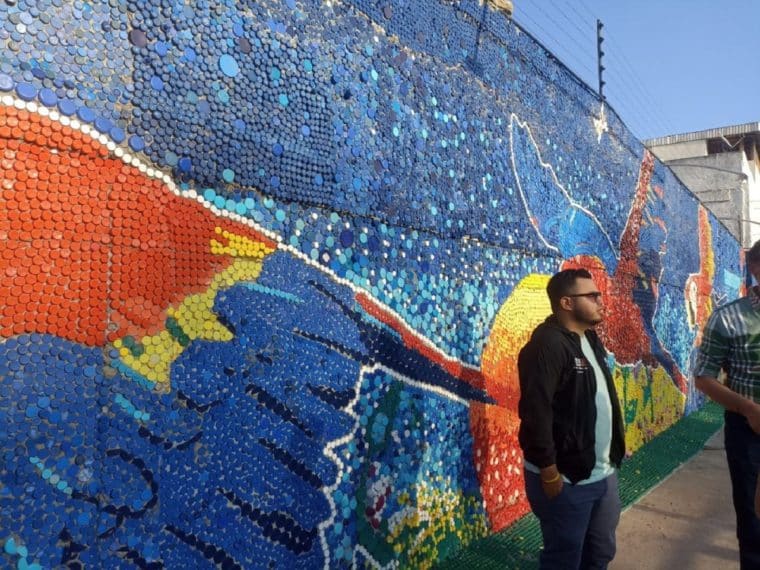Las imágenes que dejó la inauguración del mural de tapas de plástico más grande del mundo 