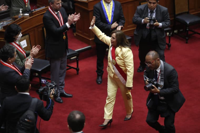 ¿Quién es Dina Boluarte, la primera mujer que asume la presidencia de Perú?