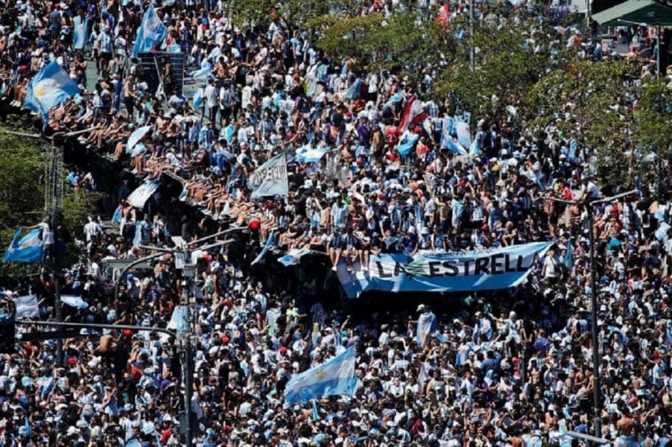 Las imágenes de los festejos en Buenos Aires: así fue la caravana de recibimiento a la selección de Argentina