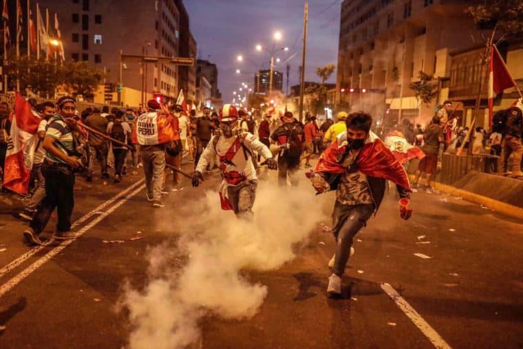 Presidenta de Perú declaró estado de emergencia en zonas donde se realizan protestas