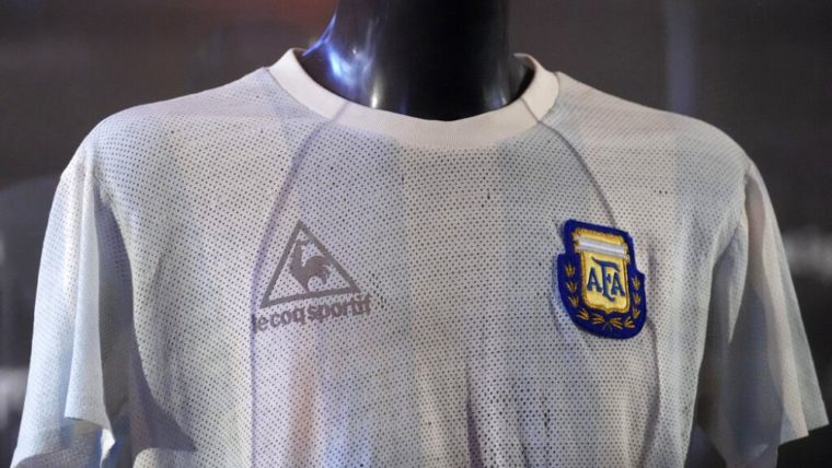 Subastarán una camiseta firmada por Maradona: ¿cuánto será el precio inicial? 