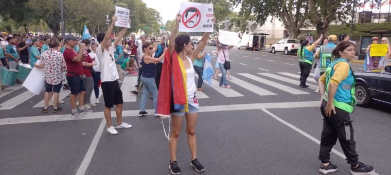 “Maduro , fuera de Argentina”: la consigna de un grupo de venezolanos en Buenos Aires ante su posible visita