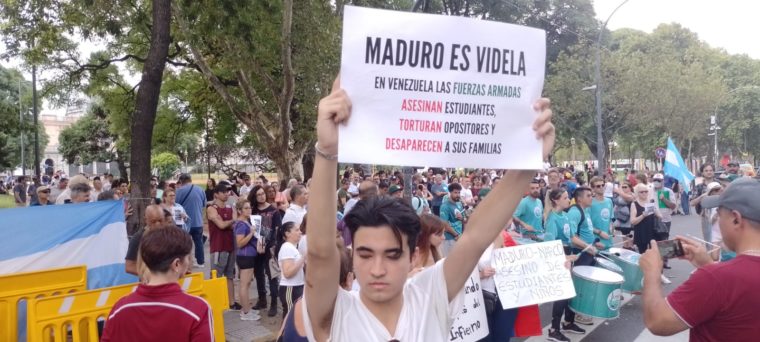 “Maduro , fuera de Argentina”: la consigna de un grupo de venezolanos en Buenos Aires ante su posible visita