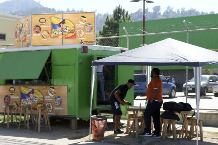 La historia de cuatro venezolanos que buscan su “sueño americano” vendiendo arepas en Honduras