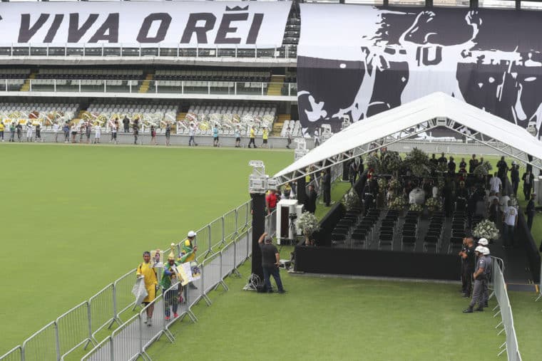 En imágenes: fanáticos y personalidades asisten al velorio de Pelé en el estadio Vila Belmiro de Santos