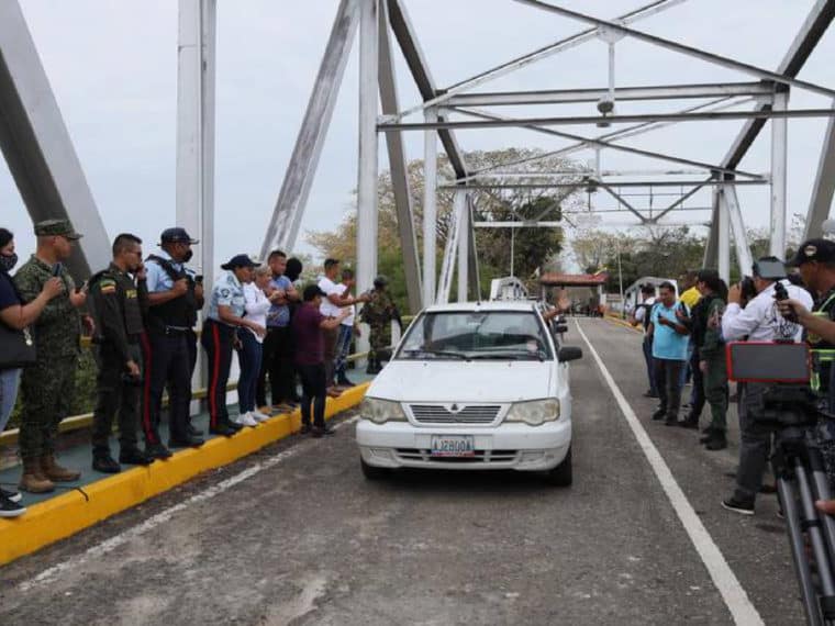¿Qué requisitos deben cumplir los taxistas para trabajar en la frontera entre Colombia y Venezuela?