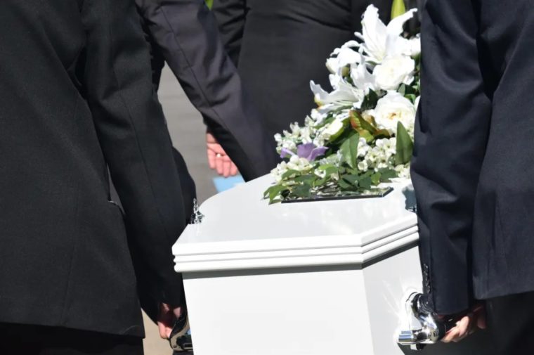 Dos hermanas buscan el cuerpo de su padre luego de que una funeraria en EE UU les entregara otro por error