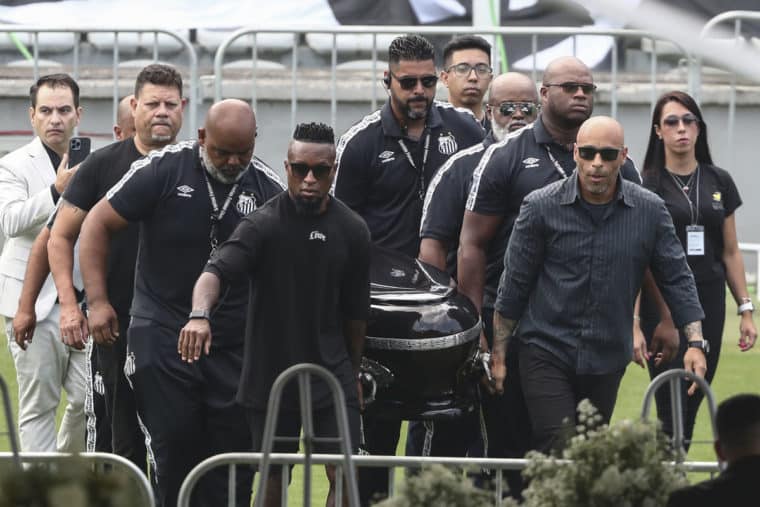En imágenes: fanáticos y personalidades asisten al velorio de Pelé en el estadio Vila Belmiro de Santos