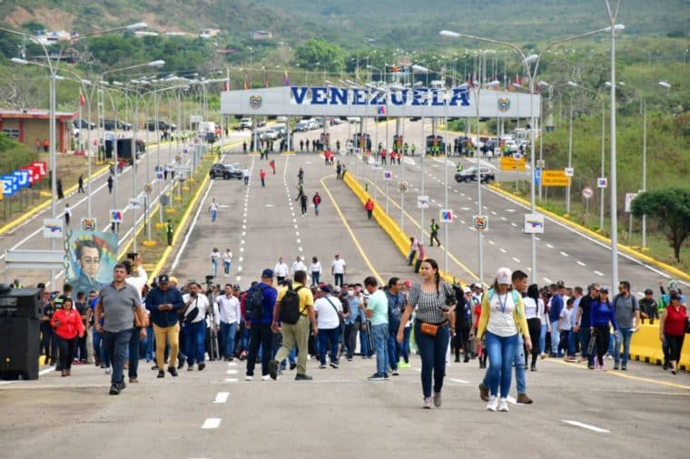 ¿Cuáles son los requisitos para el paso de vehículos entre Venezuela y Colombia?