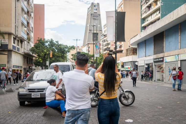 Parejas caraqueñas por las calles de Caracas 14 de febrero Día de los Enamorados Día del Amor y la Amistad El Diario Jose Daniel Ramos