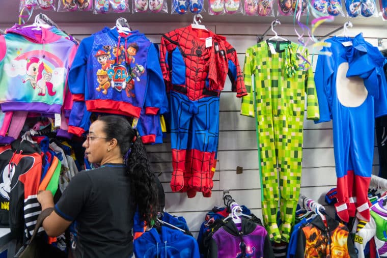 Precios disfraces carnaval Caracas Venezuela disfraz comercios Merlina niños disfraz precios El Diario Jose Daniel Ramos