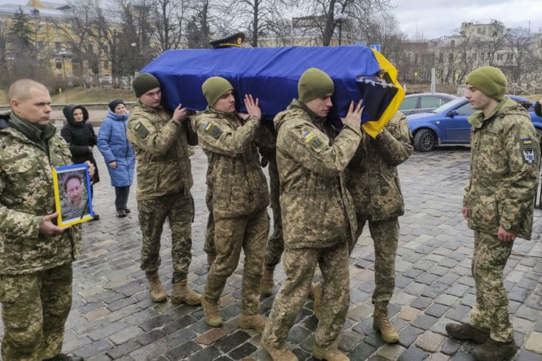 A un año de la invasión de Rusia a Ucrania, los combates han dejado al menos 8.000 civiles muertos