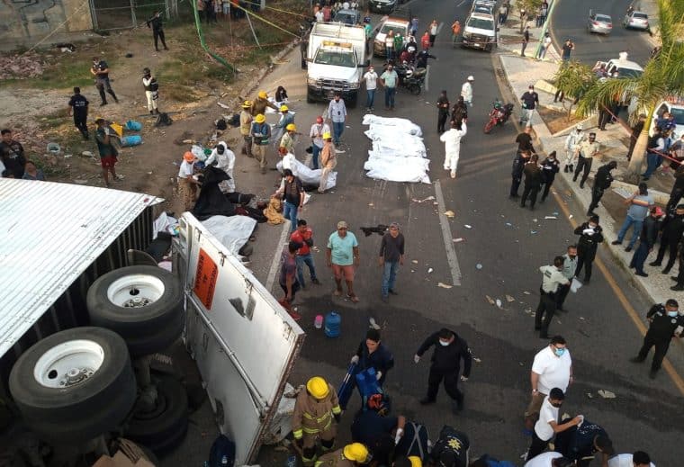 Al menos 17 migrantes murieron en accidente de autobús en México