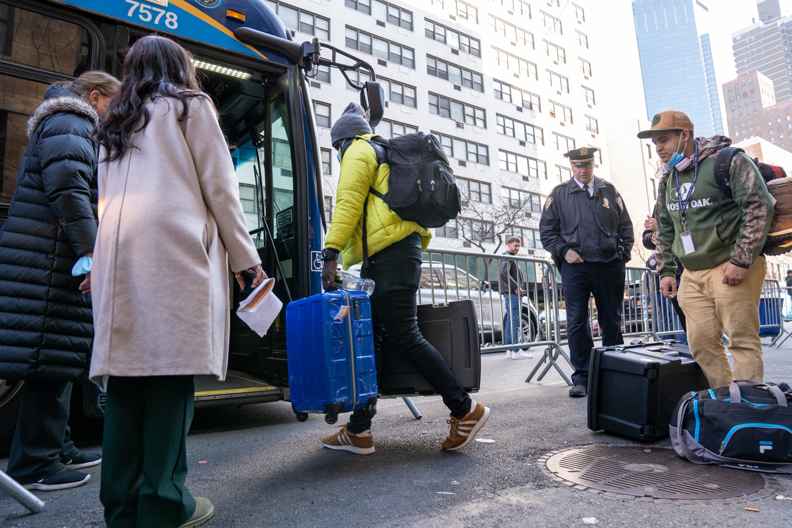 Nueva York paga traslados voluntarios de migrantes venezolanos a Canadá