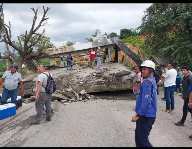 Murieron padre e hija por el derrumbe de un puente en Mérida