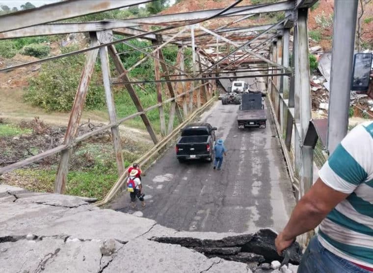 Murieron padre e hija por el derrumbe de un puente en Mérida