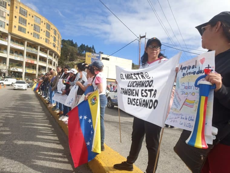 Pensionados, docentes y jubilados protestan en la carretera Panamericana por mejoras salariales