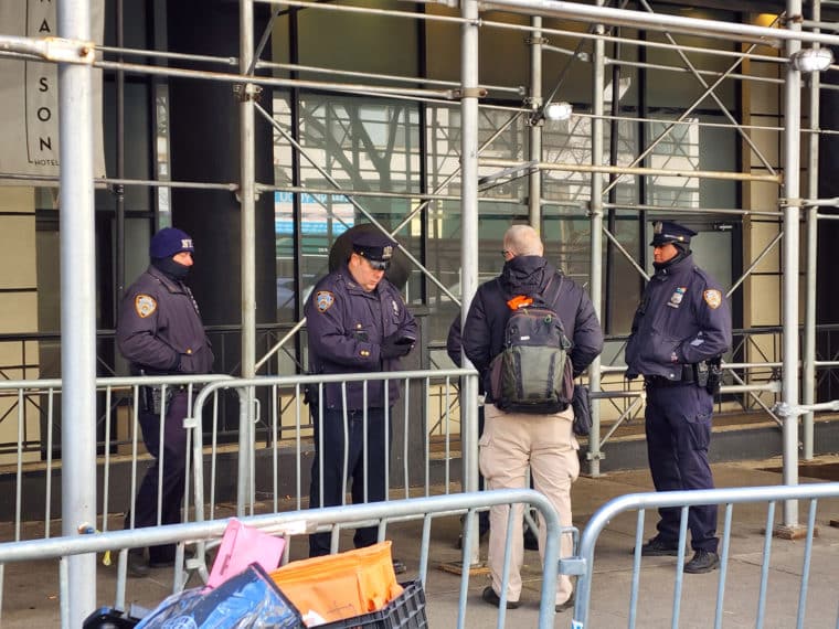 Policía de Nueva York desalojó campamento de migrantes venezolanos frente al hotel Watson