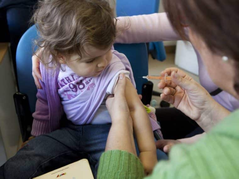 Academia de Medicina exige al Ministerio de Salud ampliar la vacunación para prevenir un brote de sarampión en el país