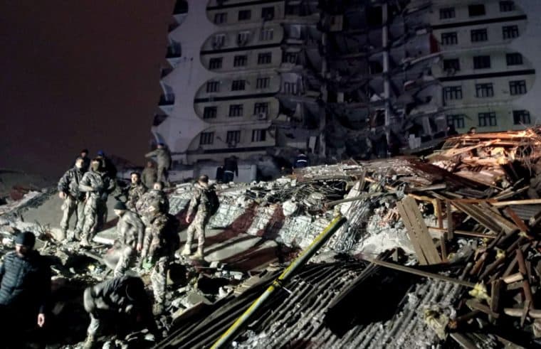 Terremoto en Turquía: 5 muertos y numerosos edificios colapsados