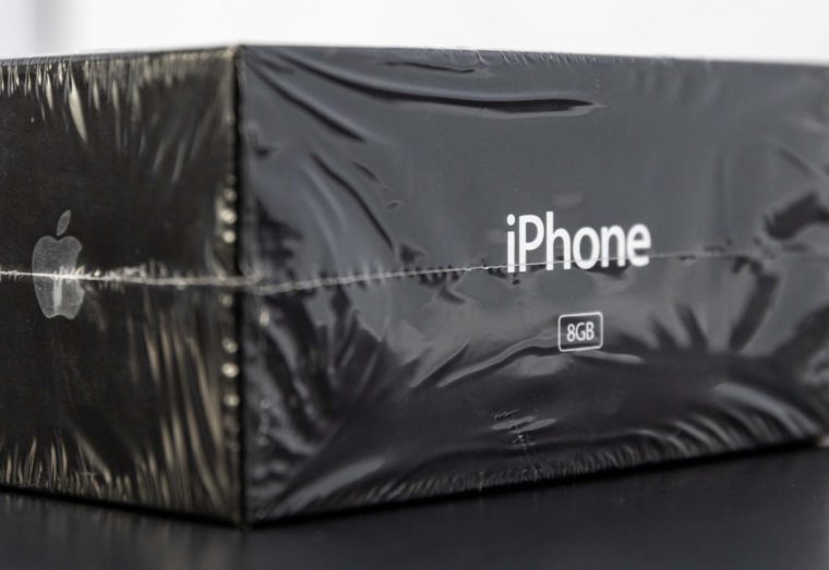 Un iPhone de primera generación se vendió por más de 63.000 dólares en una subasta 