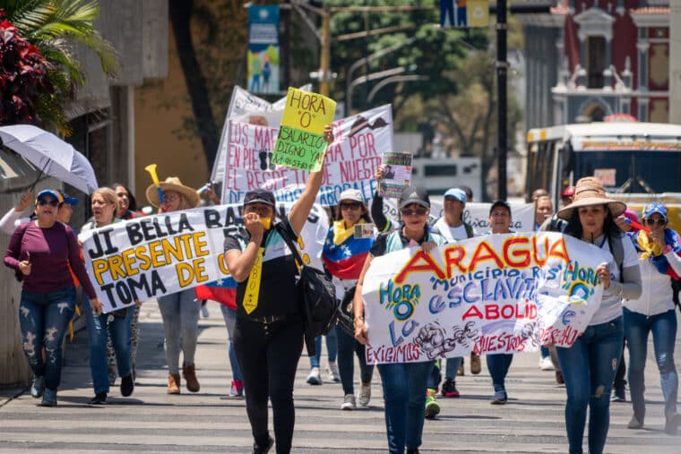Protesta trabajadores públicos Ministerio Educación Caracas Salario digno Reivindicaciones laborales Negociaciones colectivas Conflictos laborales Derechos laborales Sindicatos Demandas laborales Reclamos salariales Presión social Movimiento obrero Manifestaciones Paro laboral Huelga Solidaridad laboral Condiciones de trabajo Precarización laboral Justicia social El Diario Jose Daniel Ramos