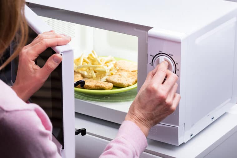 Cocinar en el microondas: ¿es cierto que es perjudicial para la salud?