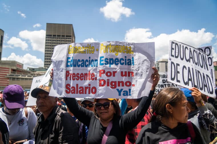 Protesta movilización trabajadores públicos Ministerio Educación Caracas Salario digno Reivindicaciones laborales Negociaciones colectivas Conflictos laborales Derechos laborales Sindicatos Demandas laborales Reclamos salariales Presión social Movimiento obrero Manifestaciones Paro laboral Huelga Solidaridad laboral Condiciones de trabajo Precarización laboral Justicia social El Diario Jose Daniel Ramos