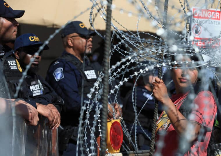 Migrantes intentaron ingresar a EE UU por la fuerza: denuncian que las autoridades les impiden solicitar asilo