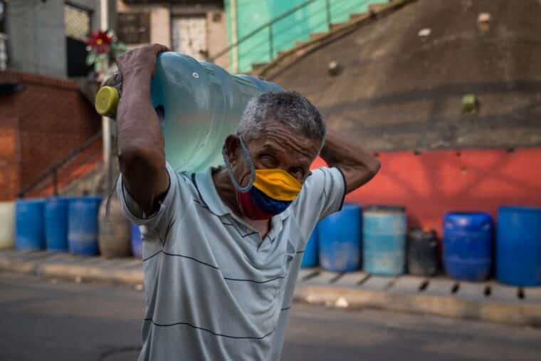 Casi el 80 % de los venezolanos pasa cuatro días a la semana sin agua