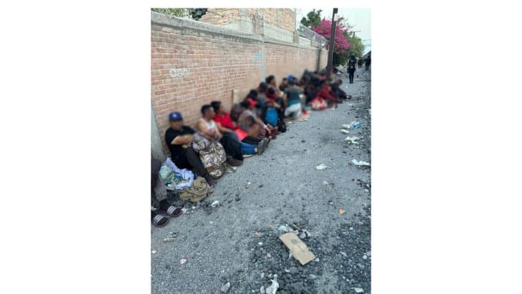 Autoridades de México encontraron a 61 migrantes en situación irregular en una empresa de transporte: la mayoría eran venezolanos