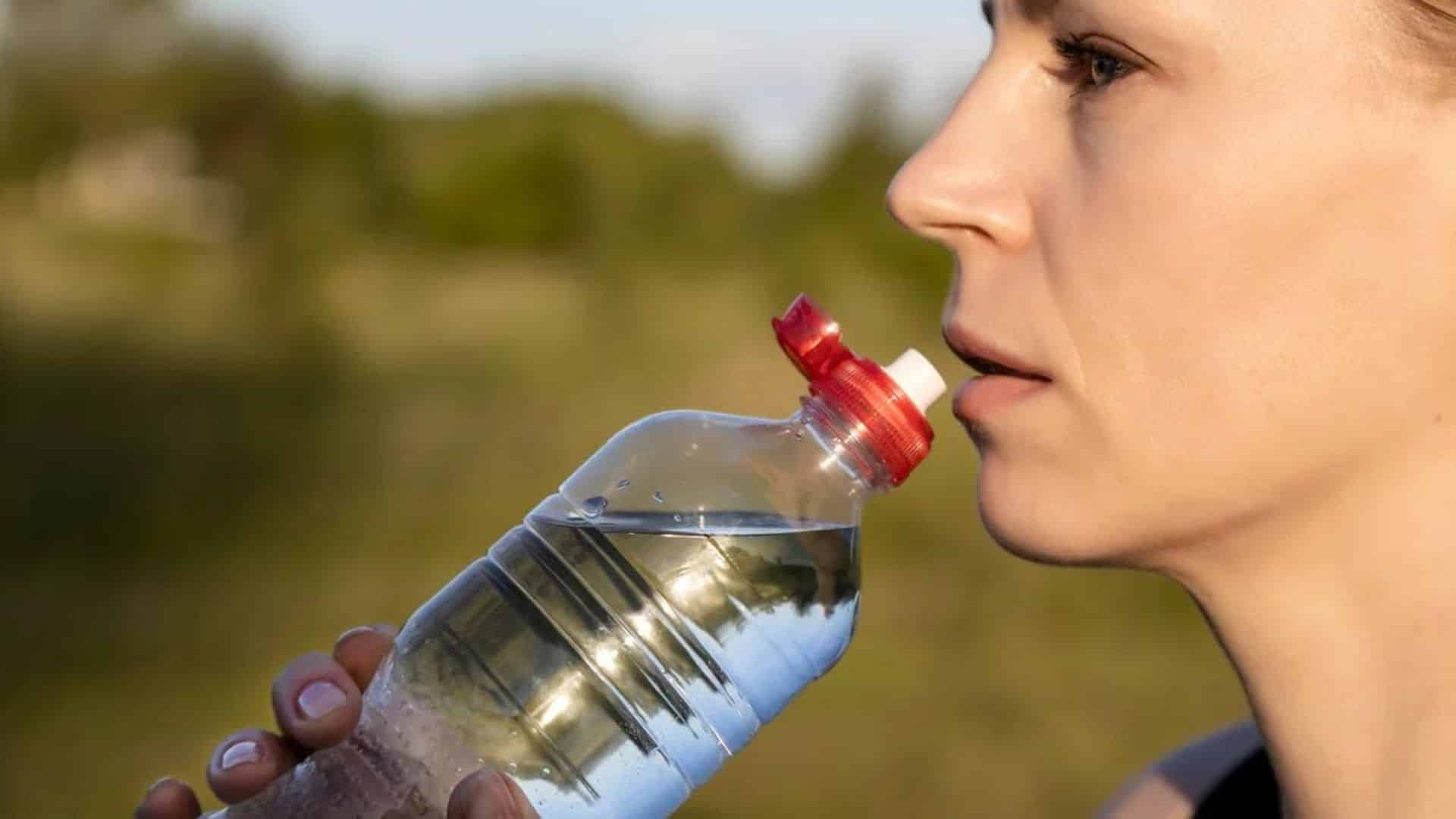 Por qué no hay que rellenar las botellas de plástico con agua - Infobae