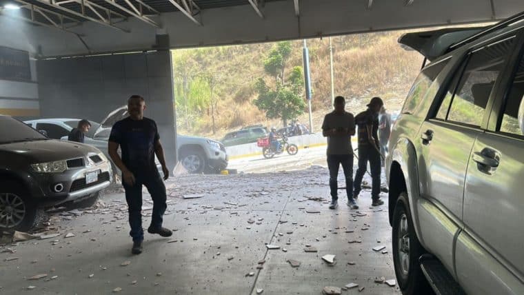 Al menos dos personas murieron y cinco resultaron heridas en un accidente de tránsito en Los Naranjos