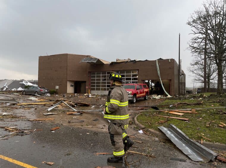 El tornado en Arkansas qué causó destrozos y dejó al menos 21 heridos