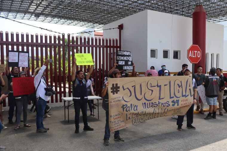 “Ninguna persona es ilegal”: migrantes y activistas en México exigieron justicia por  víctimas del incendio