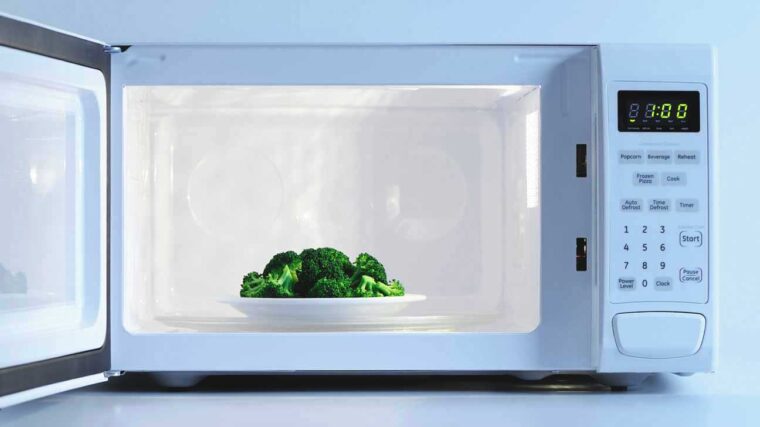 Cocinar en el microondas: ¿es cierto que es perjudicial para la salud?