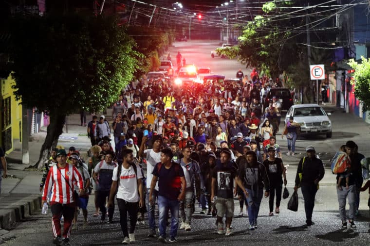 Nueva caravana de unos 1.000 migrantes, incluidos venezolanos, partió del sur de México hacia Estados Unidos