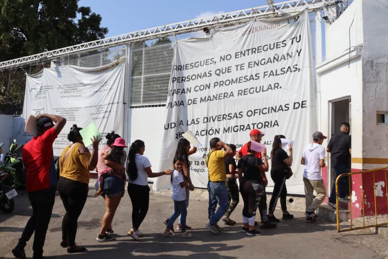 Migrantes venezolanos trabajan en México mientras intentan cruzar a EE UU